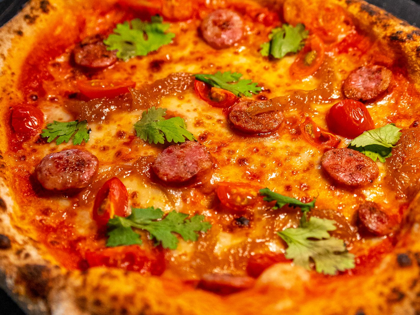 Corteza inflada y con ampollas de una pizza de masa madre de fermentación larga
